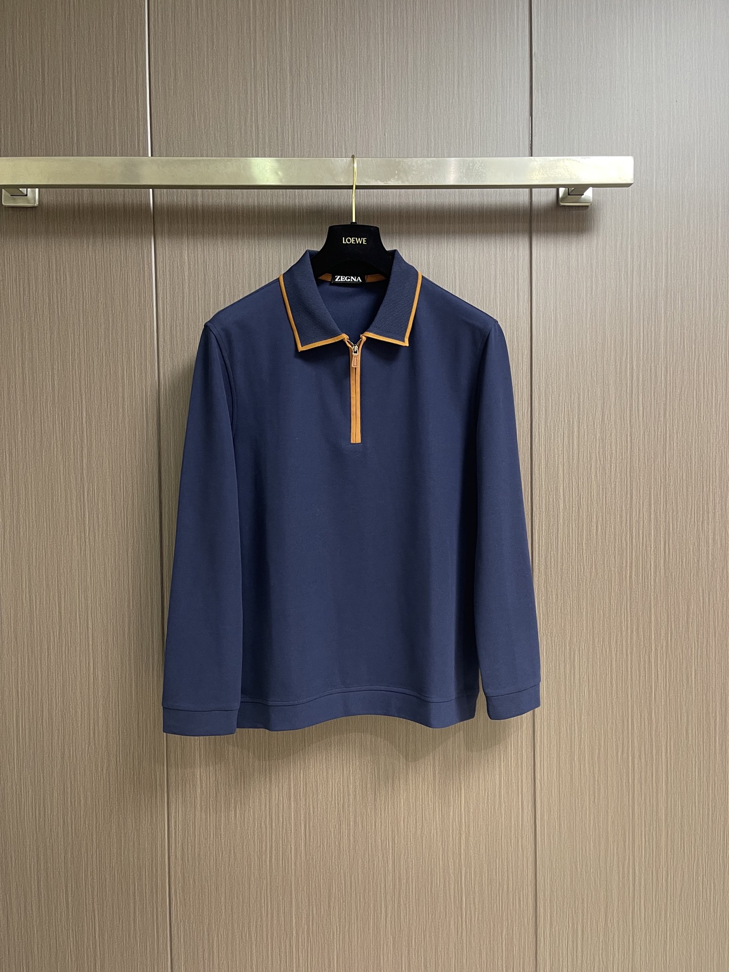 Zegna 半拉链长袖Polo外套，简约而不失格调，这款POLO，以独特半拉链勾勒时尚轮廓。搭配利落拉链，细节之处尽显匠