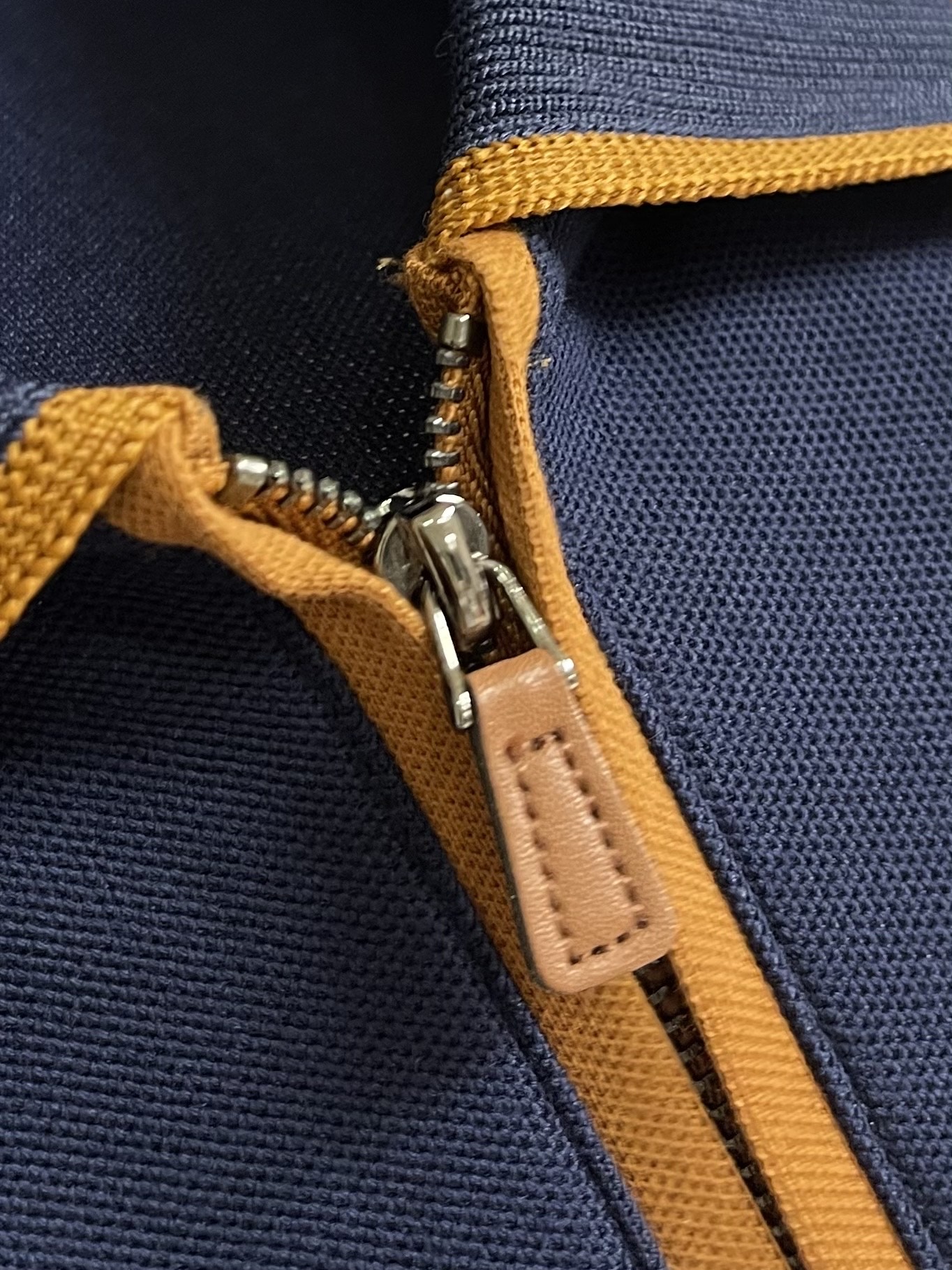 Zegna 半拉链长袖Polo外套，简约而不失格调，这款POLO，以独特半拉链勾勒时尚轮廓。搭配利落拉链，细节之处尽显匠