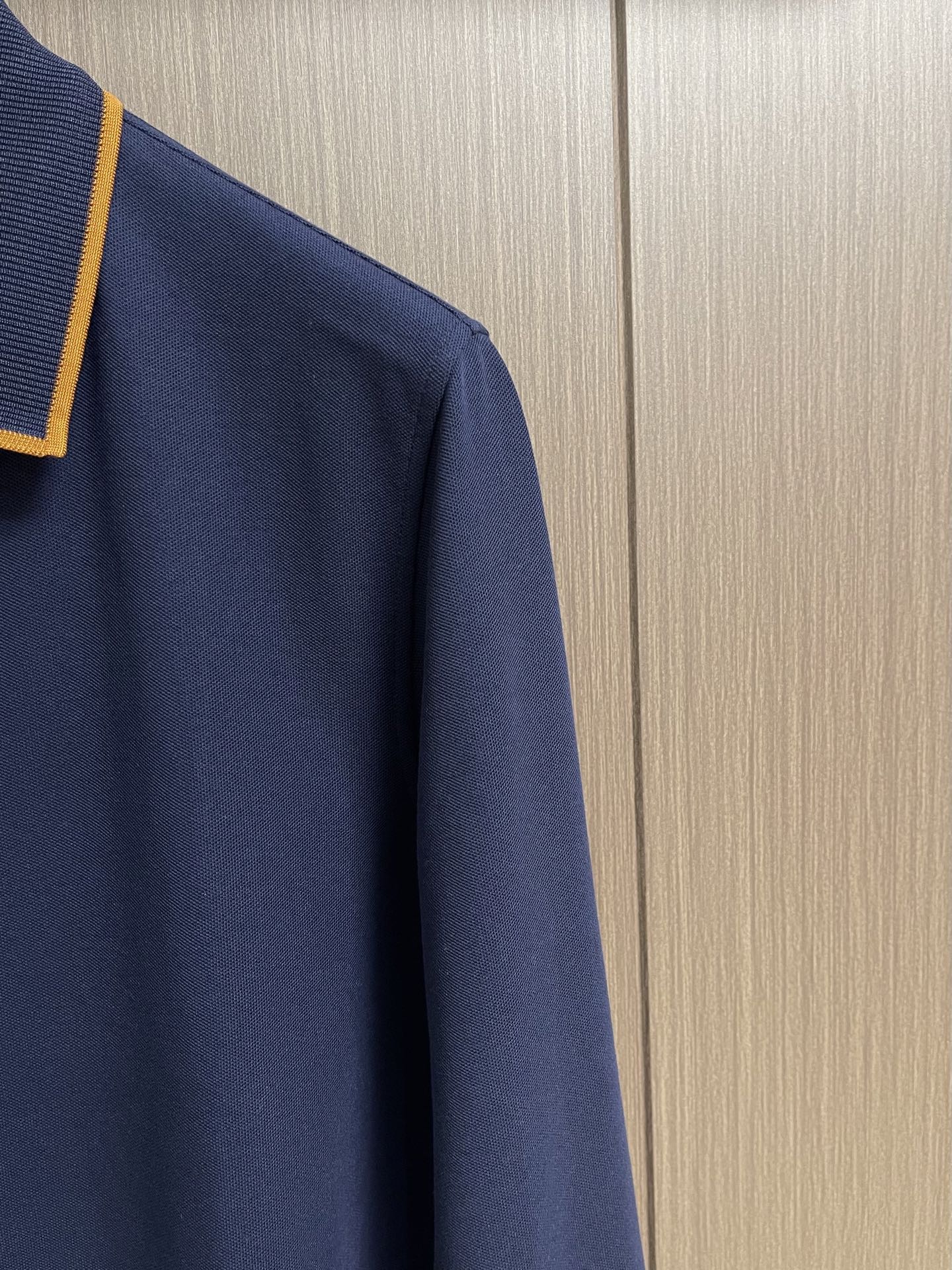 Zegna 半拉链长袖Polo外套，简约而不失格调，这款POLO，以独特半拉链勾勒时尚轮廓。搭配利落拉链，细节之处尽显匠