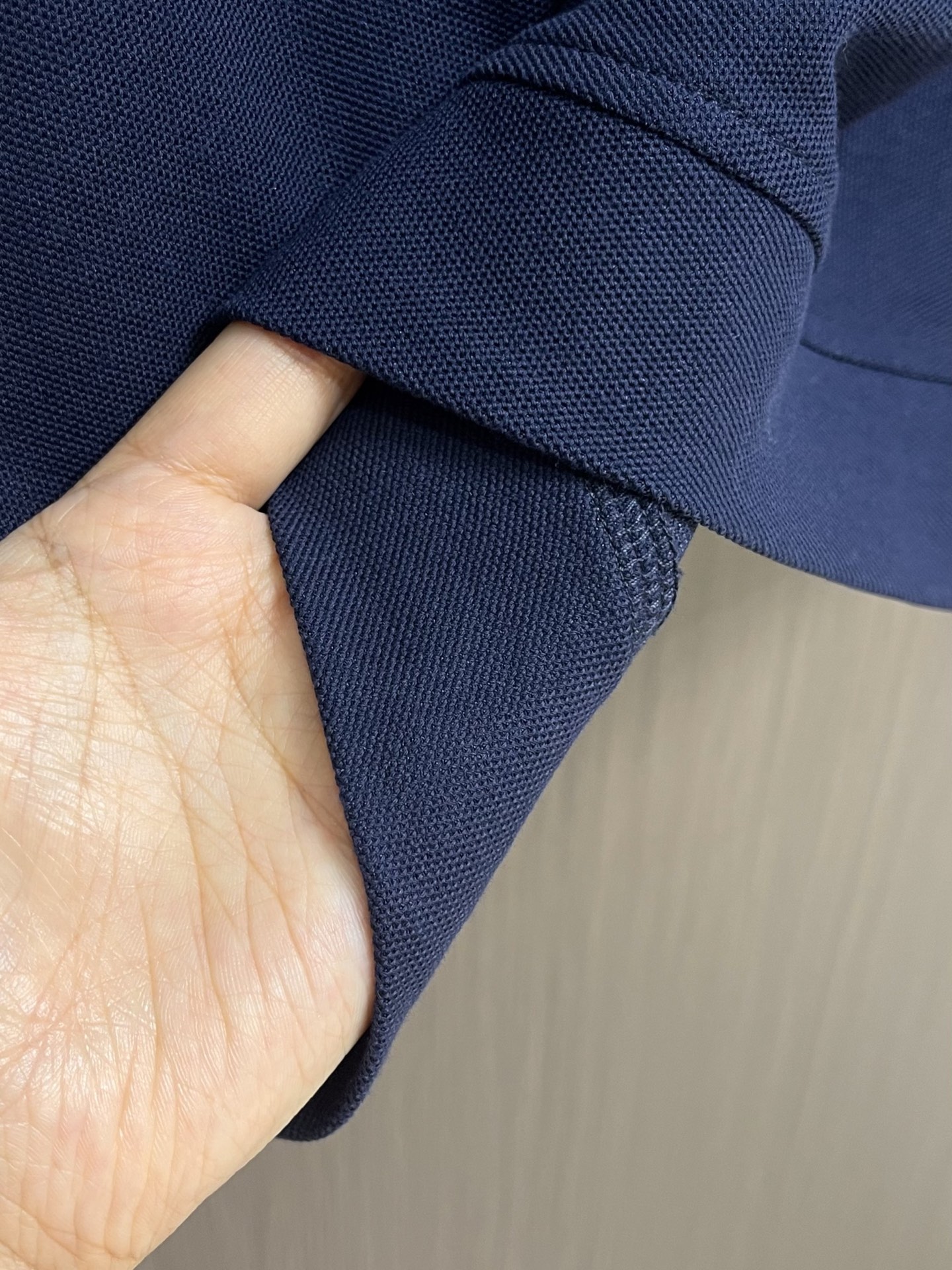 Zegna 半拉链长袖Polo外套，简约而不失格调，这款POLO，以独特半拉链勾勒时尚轮廓。搭配利落拉链，细节之处尽显匠