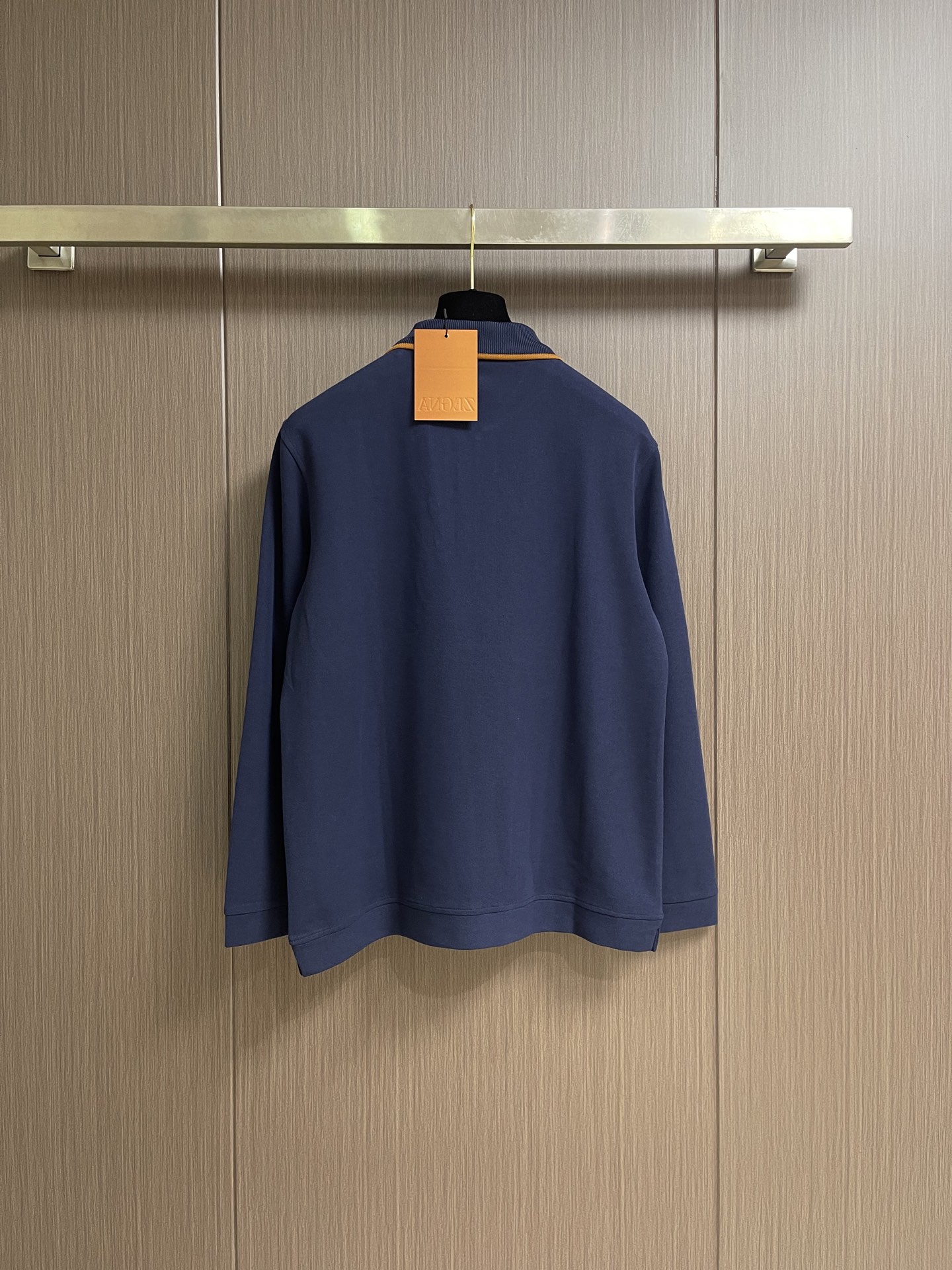 Zegna 半拉链长袖Polo外套，简约而不失格调，这款POLO，以独特半拉链勾勒时尚轮廓。搭配利落拉链，细节之处尽显匠