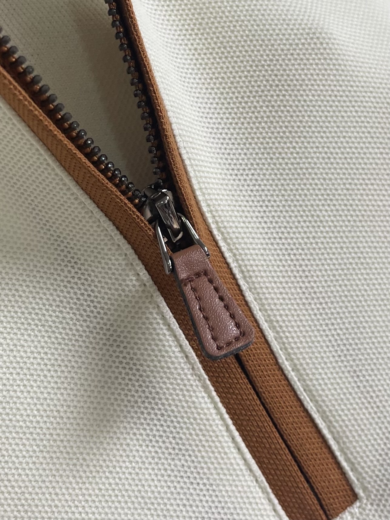 Zegna 半拉链长袖Polo外套，简约而不失格调，这款POLO，以独特半拉链勾勒时尚轮廓。搭配利落拉链，细节之处尽显匠