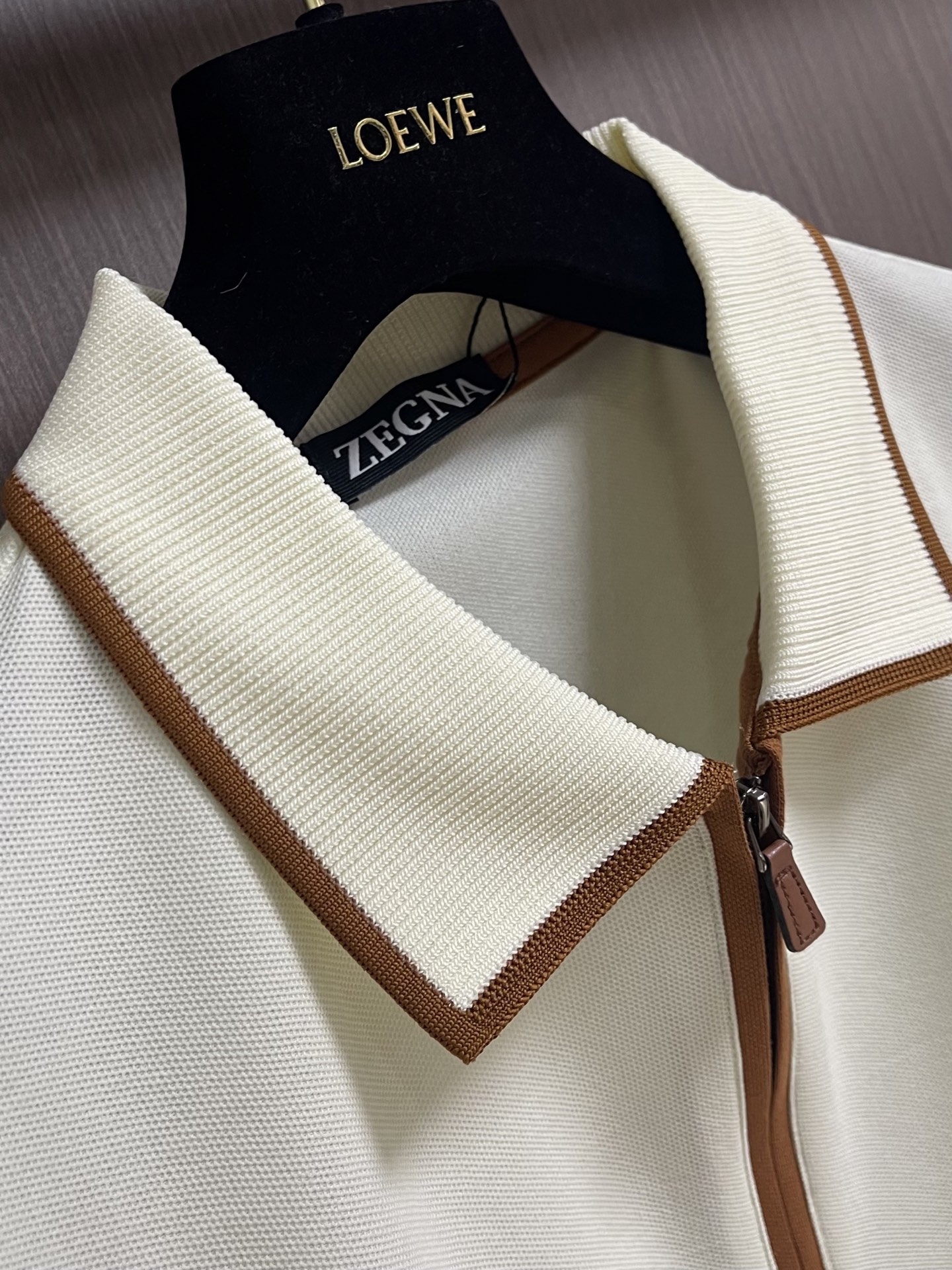 Zegna 半拉链长袖Polo外套，简约而不失格调，这款POLO，以独特半拉链勾勒时尚轮廓。搭配利落拉链，细节之处尽显匠