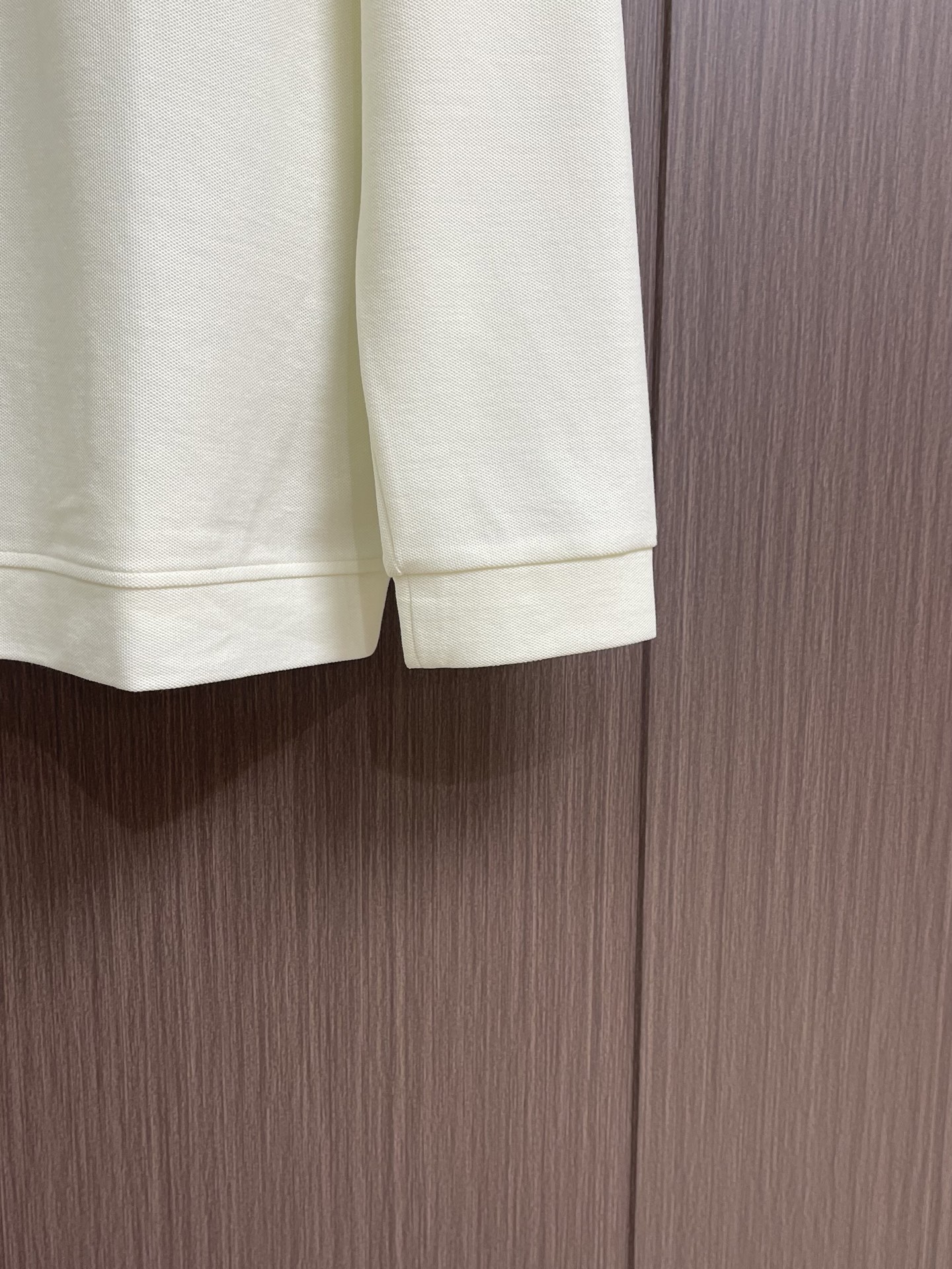 Zegna 半拉链长袖Polo外套，简约而不失格调，这款POLO，以独特半拉链勾勒时尚轮廓。搭配利落拉链，细节之处尽显匠