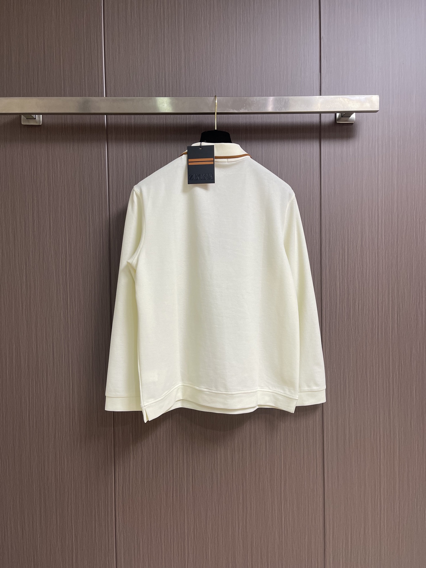 Zegna 半拉链长袖Polo外套，简约而不失格调，这款POLO，以独特半拉链勾勒时尚轮廓。搭配利落拉链，细节之处尽显匠