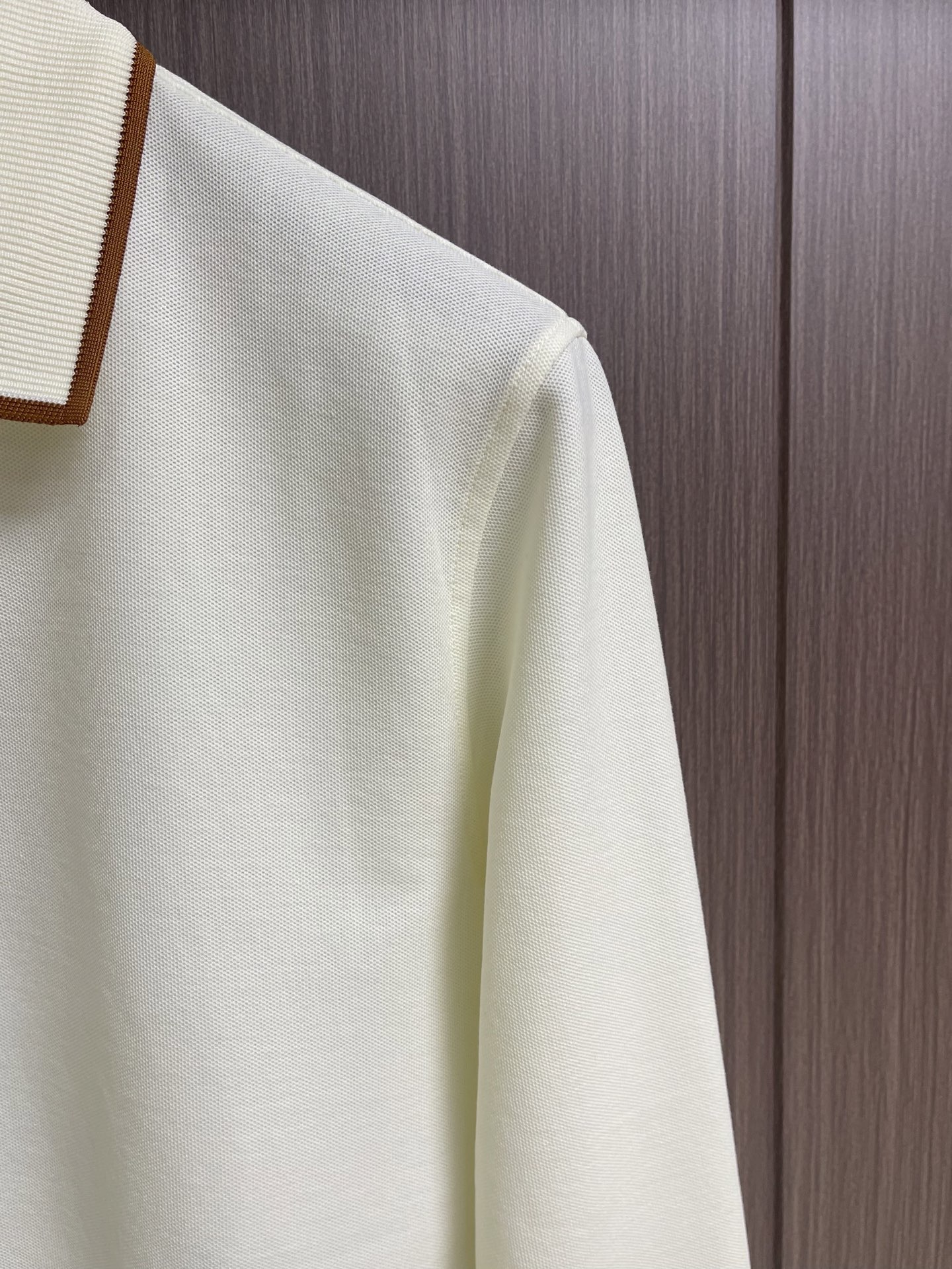 Zegna 半拉链长袖Polo外套，简约而不失格调，这款POLO，以独特半拉链勾勒时尚轮廓。搭配利落拉链，细节之处尽显匠