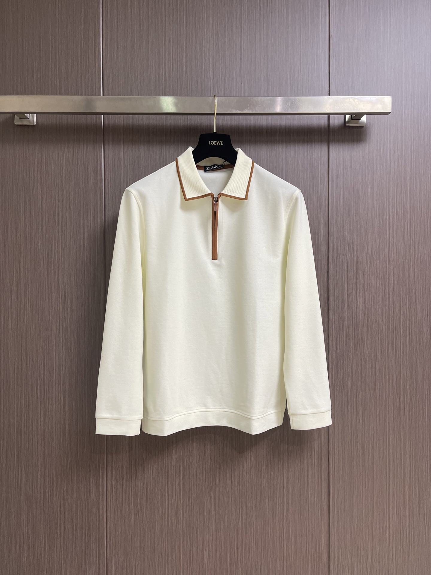 Zegna 半拉链长袖Polo外套，简约而不失格调，这款POLO，以独特半拉链勾勒时尚轮廓。搭配利落拉链，细节之处尽显匠