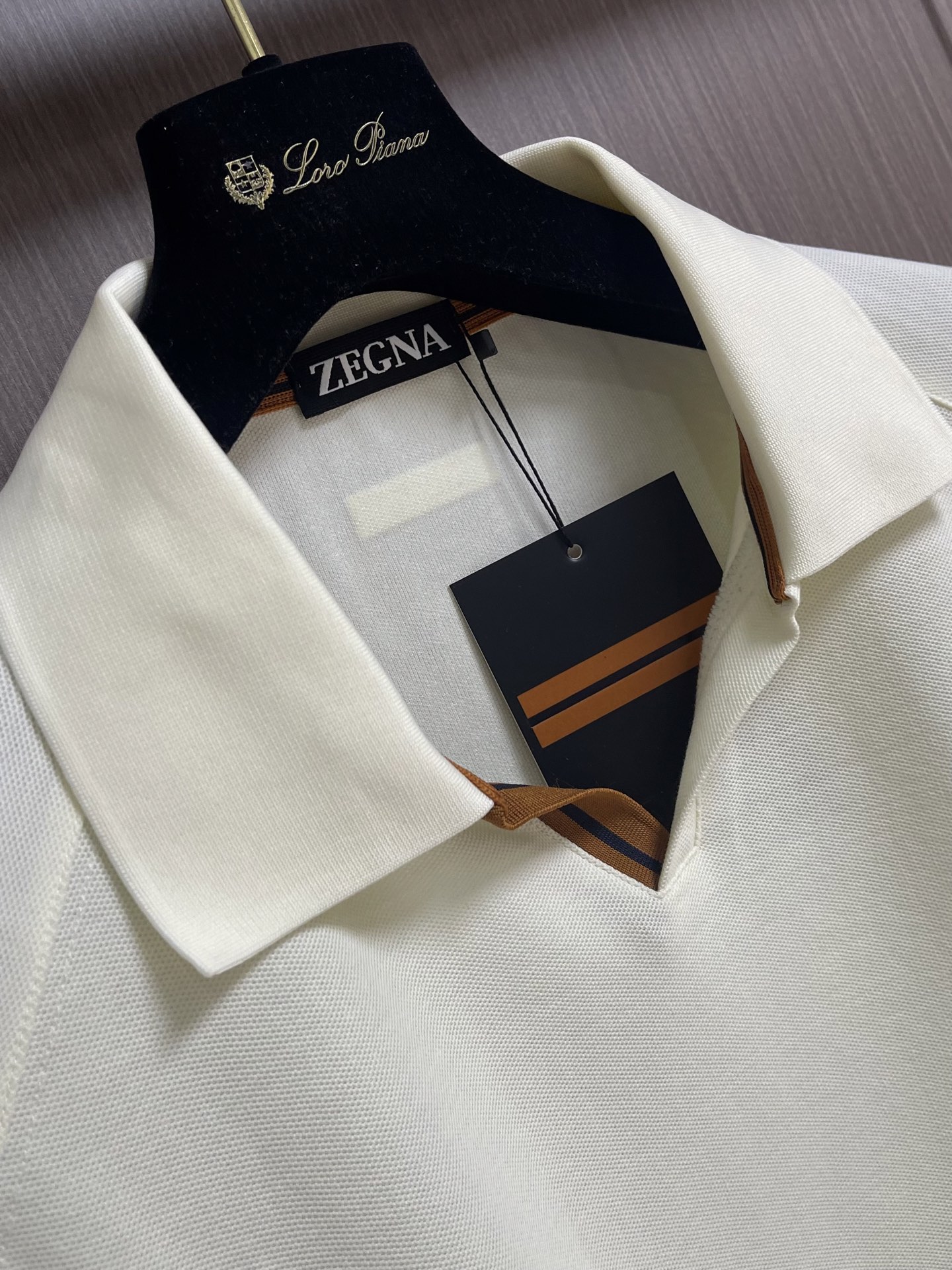 Zegna 2026ss秋冬新款翻领长袖Polo,衣橱必备的一款 看似简单 领口大小宽窄 考验师傅功底 来来回回打了5次 Zegna 2026ss秋冬新款翻领长袖Polo,衣橱必备的一款 看似简单 领口大小宽窄 考验师傅功底 来来回回打了5次