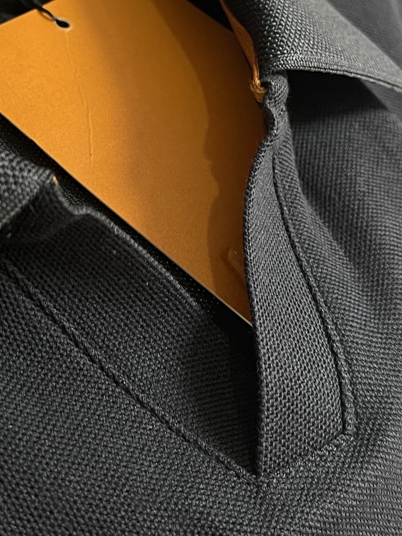 Zegna 翻领衫长袖Polo,翻领衫选用客供面料,触感细腻柔滑,同时保持了面料应有的骨感。面料选用有机棉制成,赋予面料 Zegna 翻领衫长袖Polo,翻领衫选用客供面料,触感细腻柔滑,同时保持了面料应有的骨感。面料选用有机棉制成,赋予面料