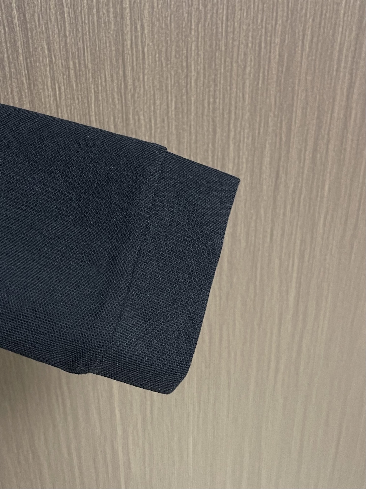 Zegna 翻领衫长袖Polo,翻领衫选用客供面料,触感细腻柔滑,同时保持了面料应有的骨感。面料选用有机棉制成,赋予面料 Zegna 翻领衫长袖Polo,翻领衫选用客供面料,触感细腻柔滑,同时保持了面料应有的骨感。面料选用有机棉制成,赋予面料