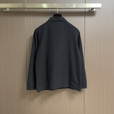 Zegna 翻领衫长袖Polo,翻领衫选用客供面料,触感细腻柔滑,同时保持了面料应有的骨感。面料选用有机棉制成,赋予面料 Zegna 翻领衫长袖Polo,翻领衫选用客供面料,触感细腻柔滑,同时保持了面料应有的骨感。面料选用有机棉制成,赋予面料