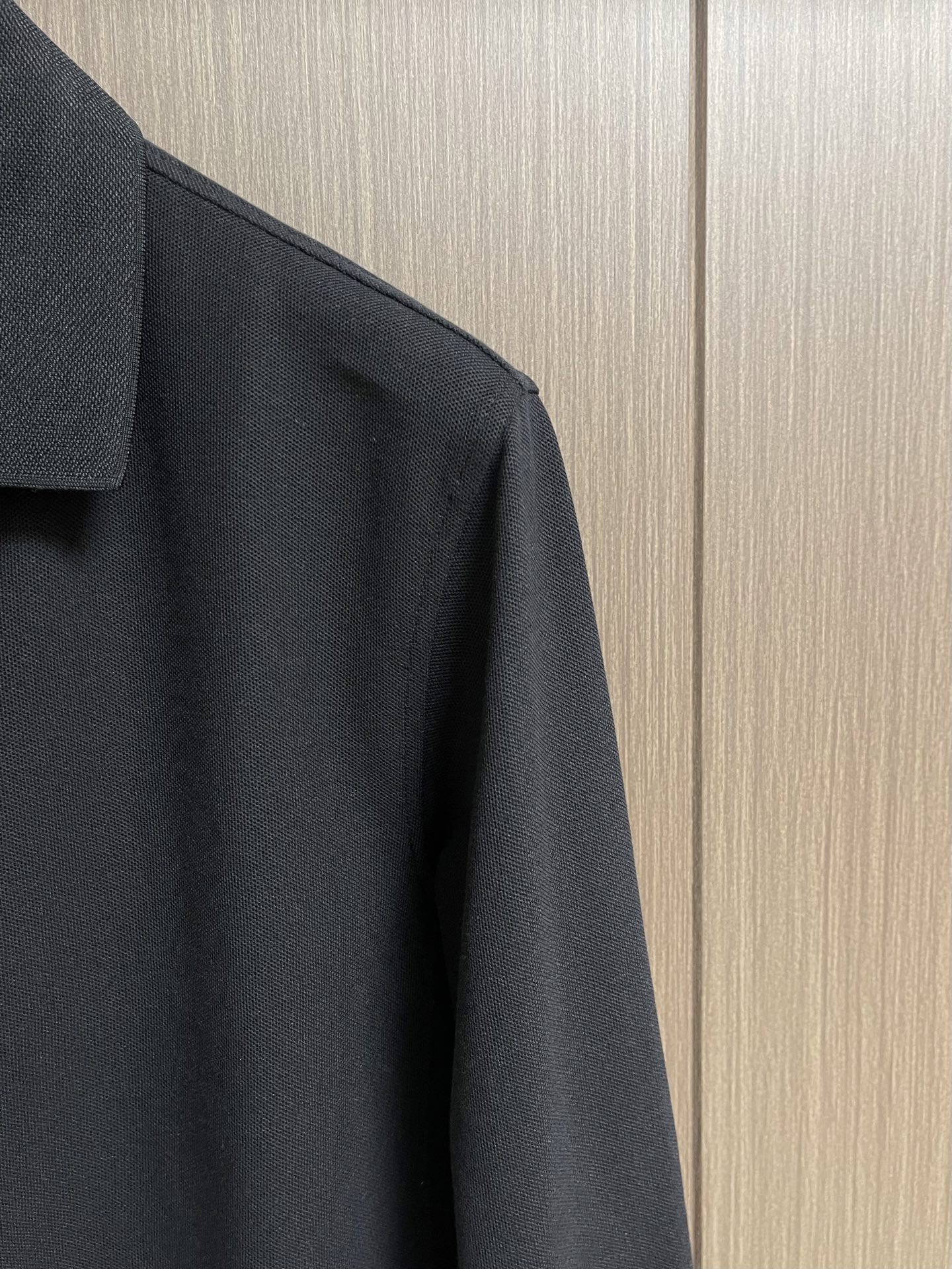 Zegna 翻领衫长袖Polo,翻领衫选用客供面料,触感细腻柔滑,同时保持了面料应有的骨感。面料选用有机棉制成,赋予面料 Zegna 翻领衫长袖Polo,翻领衫选用客供面料,触感细腻柔滑,同时保持了面料应有的骨感。面料选用有机棉制成,赋予面料