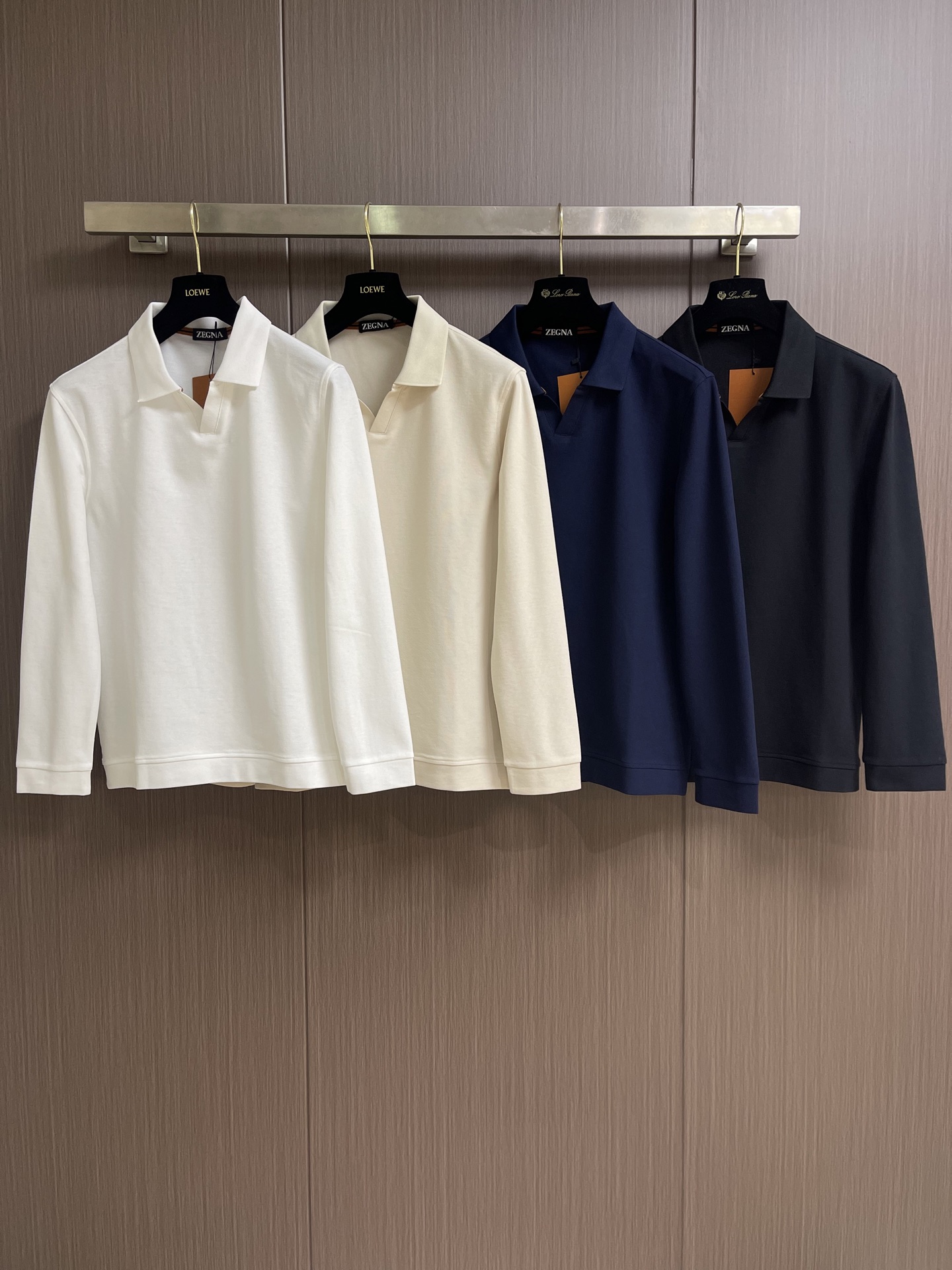 Zegna 翻领衫长袖Polo,翻领衫选用客供面料,触感细腻柔滑,同时保持了面料应有的骨感。面料选用有机棉制成,赋予面料 Zegna 翻领衫长袖Polo,翻领衫选用客供面料,触感细腻柔滑,同时保持了面料应有的骨感。面料选用有机棉制成,赋予面料