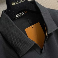 Zegna 翻领衫长袖Polo,翻领衫选用客供面料,触感细腻柔滑,同时保持了面料应有的骨感。面料选用有机棉制成,赋予面料 Zegna 翻领衫长袖Polo,翻领衫选用客供面料,触感细腻柔滑,同时保持了面料应有的骨感。面料选用有机棉制成,赋予面料