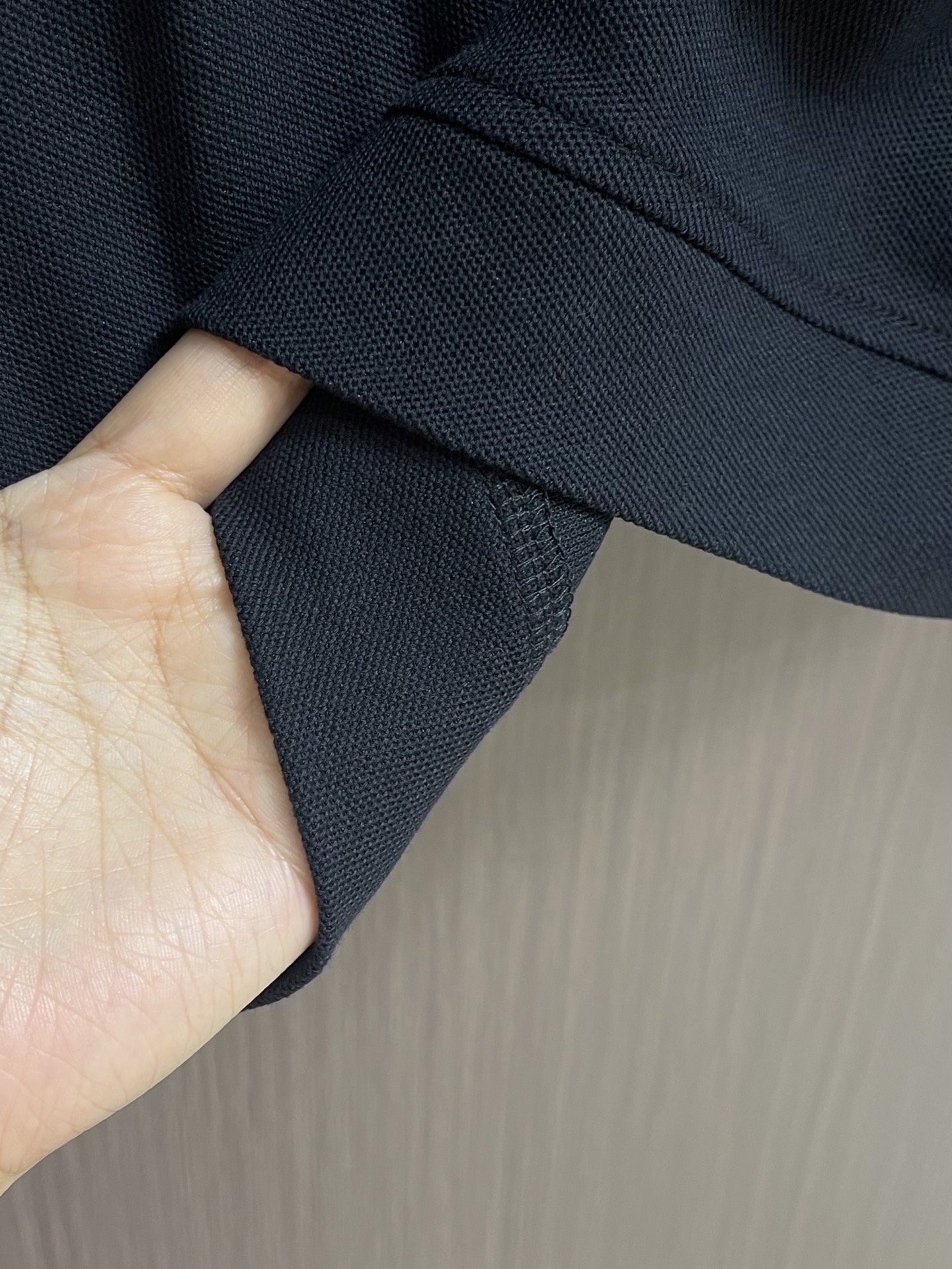 Zegna 翻领衫长袖Polo,翻领衫选用客供面料,触感细腻柔滑,同时保持了面料应有的骨感。面料选用有机棉制成,赋予面料 Zegna 翻领衫长袖Polo,翻领衫选用客供面料,触感细腻柔滑,同时保持了面料应有的骨感。面料选用有机棉制成,赋予面料