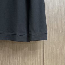 Zegna 翻领衫长袖Polo,翻领衫选用客供面料,触感细腻柔滑,同时保持了面料应有的骨感。面料选用有机棉制成,赋予面料 Zegna 翻领衫长袖Polo,翻领衫选用客供面料,触感细腻柔滑,同时保持了面料应有的骨感。面料选用有机棉制成,赋予面料