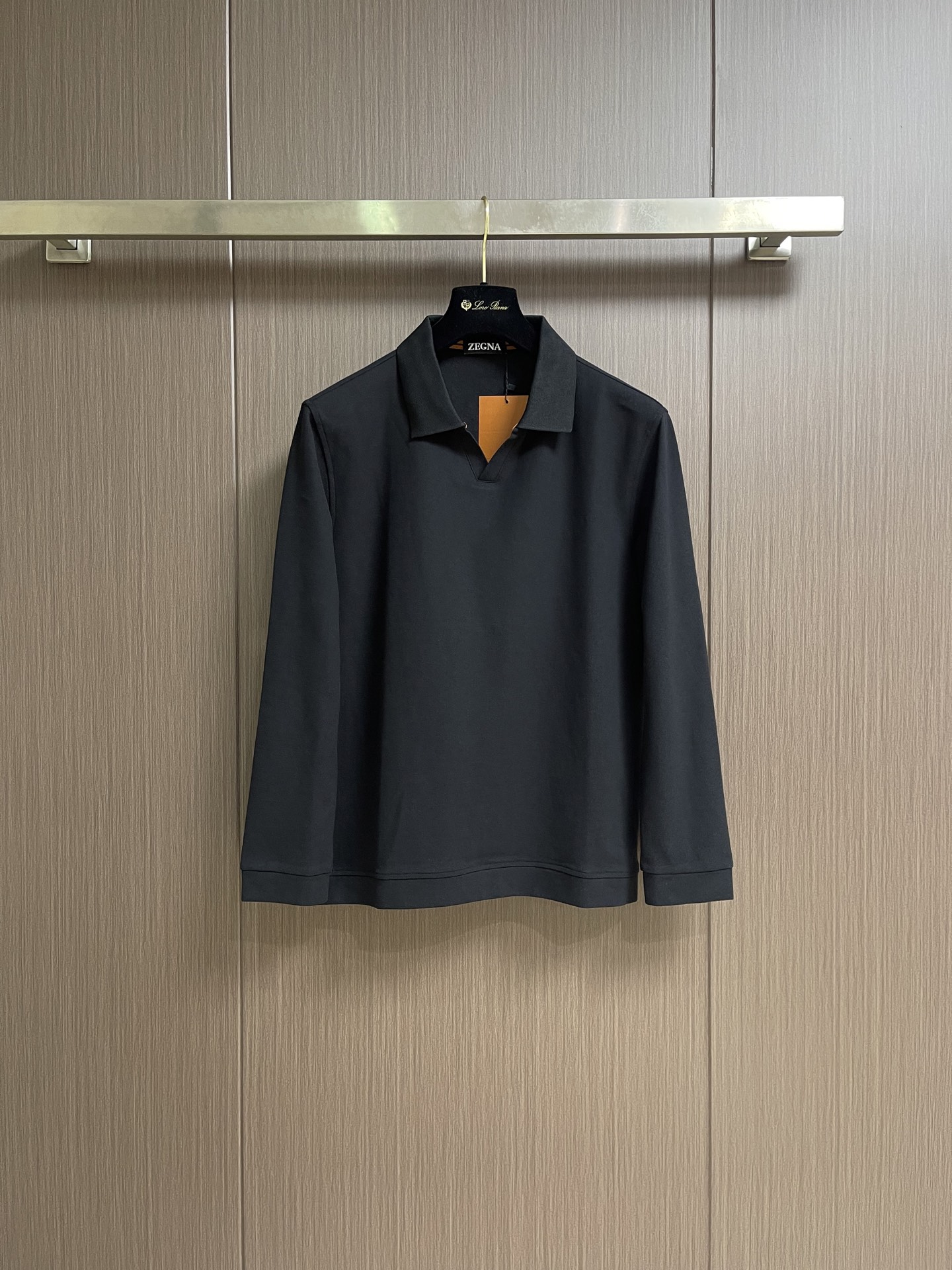 Zegna 翻领衫长袖Polo，翻领衫选用客供面料，触感细腻柔滑，同时保持了面料应有的骨感。面料选用有机棉制成，赋予面料