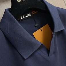 Zegna 翻领衫长袖Polo,翻领衫选用客供面料,触感细腻柔滑,同时保持了面料应有的骨感。面料选用有机棉制成,赋予面料 Zegna 翻领衫长袖Polo,翻领衫选用客供面料,触感细腻柔滑,同时保持了面料应有的骨感。面料选用有机棉制成,赋予面料