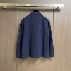 Zegna 翻领衫长袖Polo,翻领衫选用客供面料,触感细腻柔滑,同时保持了面料应有的骨感。面料选用有机棉制成,赋予面料 Zegna 翻领衫长袖Polo,翻领衫选用客供面料,触感细腻柔滑,同时保持了面料应有的骨感。面料选用有机棉制成,赋予面料