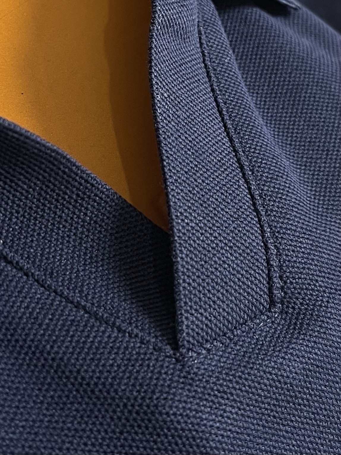 Zegna 翻领衫长袖Polo,翻领衫选用客供面料,触感细腻柔滑,同时保持了面料应有的骨感。面料选用有机棉制成,赋予面料 Zegna 翻领衫长袖Polo,翻领衫选用客供面料,触感细腻柔滑,同时保持了面料应有的骨感。面料选用有机棉制成,赋予面料