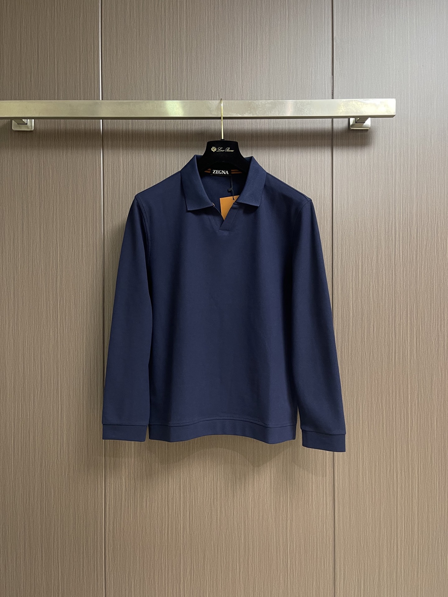 Zegna 翻领衫长袖Polo，翻领衫选用客供面料，触感细腻柔滑，同时保持了面料应有的骨感。面料选用有机棉制成，赋予面料