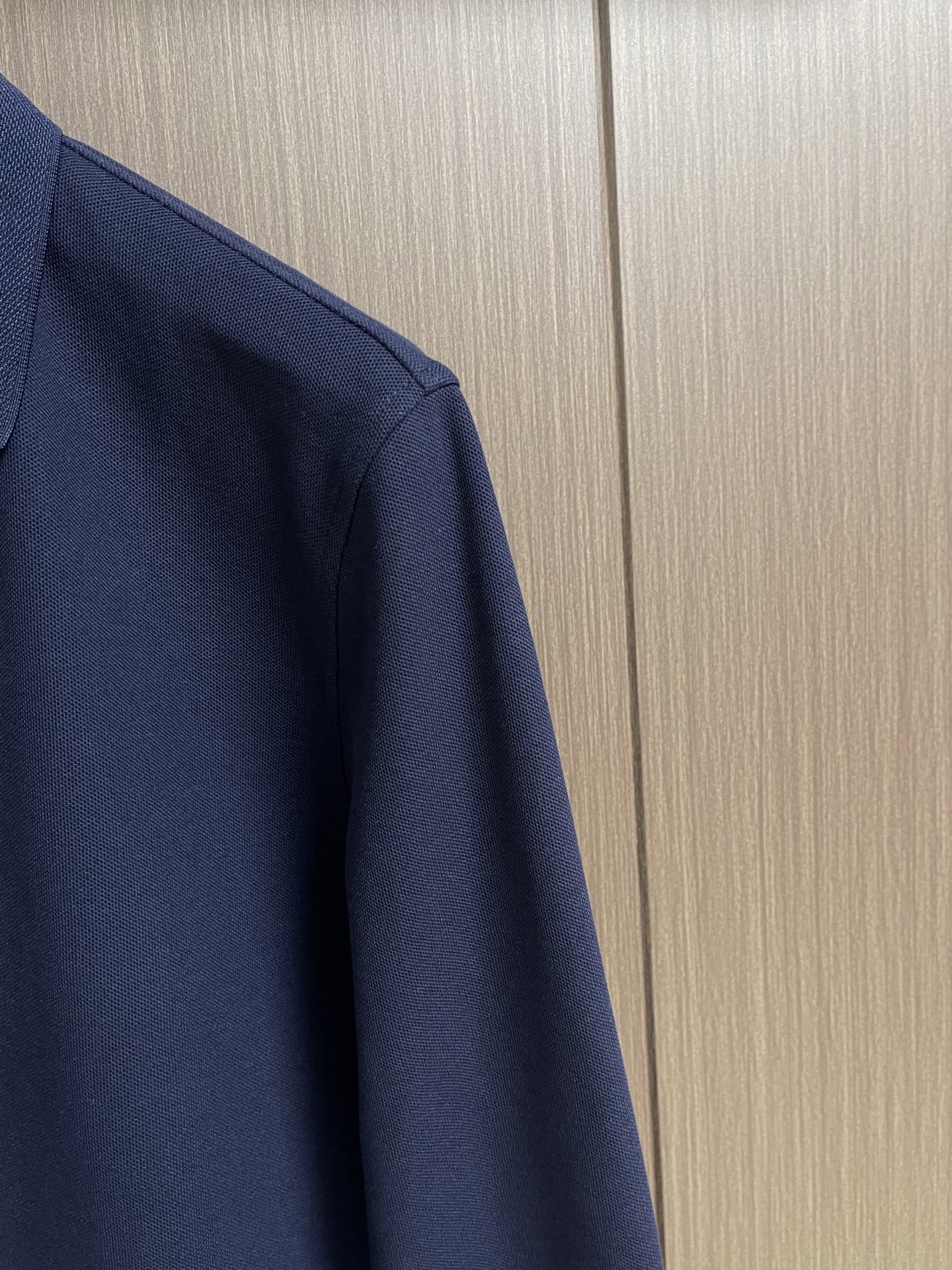 Zegna 翻领衫长袖Polo,翻领衫选用客供面料,触感细腻柔滑,同时保持了面料应有的骨感。面料选用有机棉制成,赋予面料 Zegna 翻领衫长袖Polo,翻领衫选用客供面料,触感细腻柔滑,同时保持了面料应有的骨感。面料选用有机棉制成,赋予面料