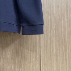 Zegna 翻领衫长袖Polo,翻领衫选用客供面料,触感细腻柔滑,同时保持了面料应有的骨感。面料选用有机棉制成,赋予面料 Zegna 翻领衫长袖Polo,翻领衫选用客供面料,触感细腻柔滑,同时保持了面料应有的骨感。面料选用有机棉制成,赋予面料