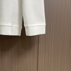 Zegna 翻领衫长袖Polo,翻领衫选用客供面料,触感细腻柔滑,同时保持了面料应有的骨感。面料选用有机棉制成,赋予面料 Zegna 翻领衫长袖Polo,翻领衫选用客供面料,触感细腻柔滑,同时保持了面料应有的骨感。面料选用有机棉制成,赋予面料
