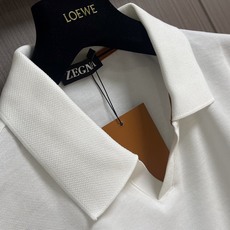 Zegna 翻领衫长袖Polo,翻领衫选用客供面料,触感细腻柔滑,同时保持了面料应有的骨感。面料选用有机棉制成,赋予面料 Zegna 翻领衫长袖Polo,翻领衫选用客供面料,触感细腻柔滑,同时保持了面料应有的骨感。面料选用有机棉制成,赋予面料