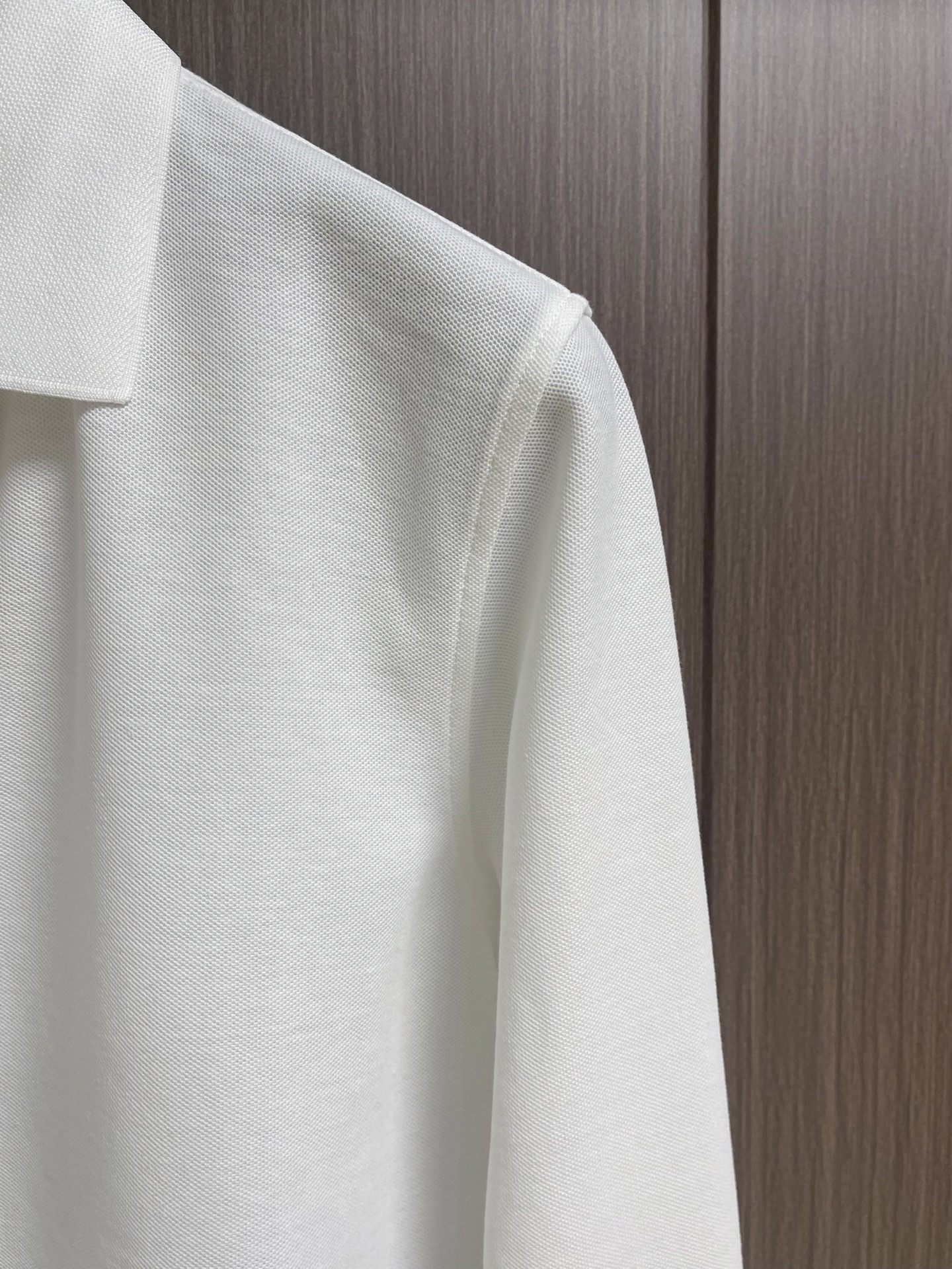Zegna 翻领衫长袖Polo,翻领衫选用客供面料,触感细腻柔滑,同时保持了面料应有的骨感。面料选用有机棉制成,赋予面料 Zegna 翻领衫长袖Polo,翻领衫选用客供面料,触感细腻柔滑,同时保持了面料应有的骨感。面料选用有机棉制成,赋予面料