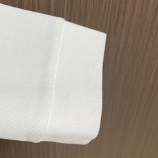 Zegna 翻领衫长袖Polo,翻领衫选用客供面料,触感细腻柔滑,同时保持了面料应有的骨感。面料选用有机棉制成,赋予面料 Zegna 翻领衫长袖Polo,翻领衫选用客供面料,触感细腻柔滑,同时保持了面料应有的骨感。面料选用有机棉制成,赋予面料