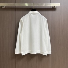 Zegna 翻领衫长袖Polo,翻领衫选用客供面料,触感细腻柔滑,同时保持了面料应有的骨感。面料选用有机棉制成,赋予面料 Zegna 翻领衫长袖Polo,翻领衫选用客供面料,触感细腻柔滑,同时保持了面料应有的骨感。面料选用有机棉制成,赋予面料
