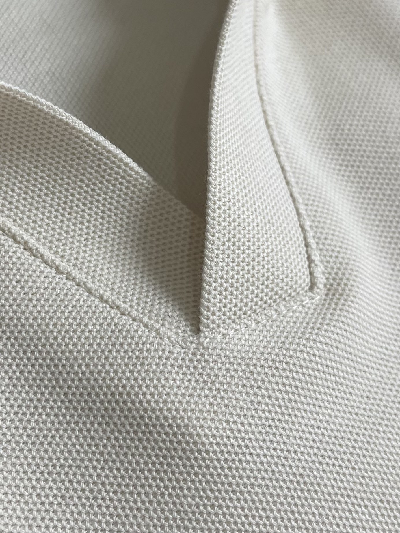 Zegna 翻领衫长袖Polo，翻领衫选用客供面料，触感细腻柔滑，同时保持了面料应有的骨感。面料选用有机棉制成，赋予面料