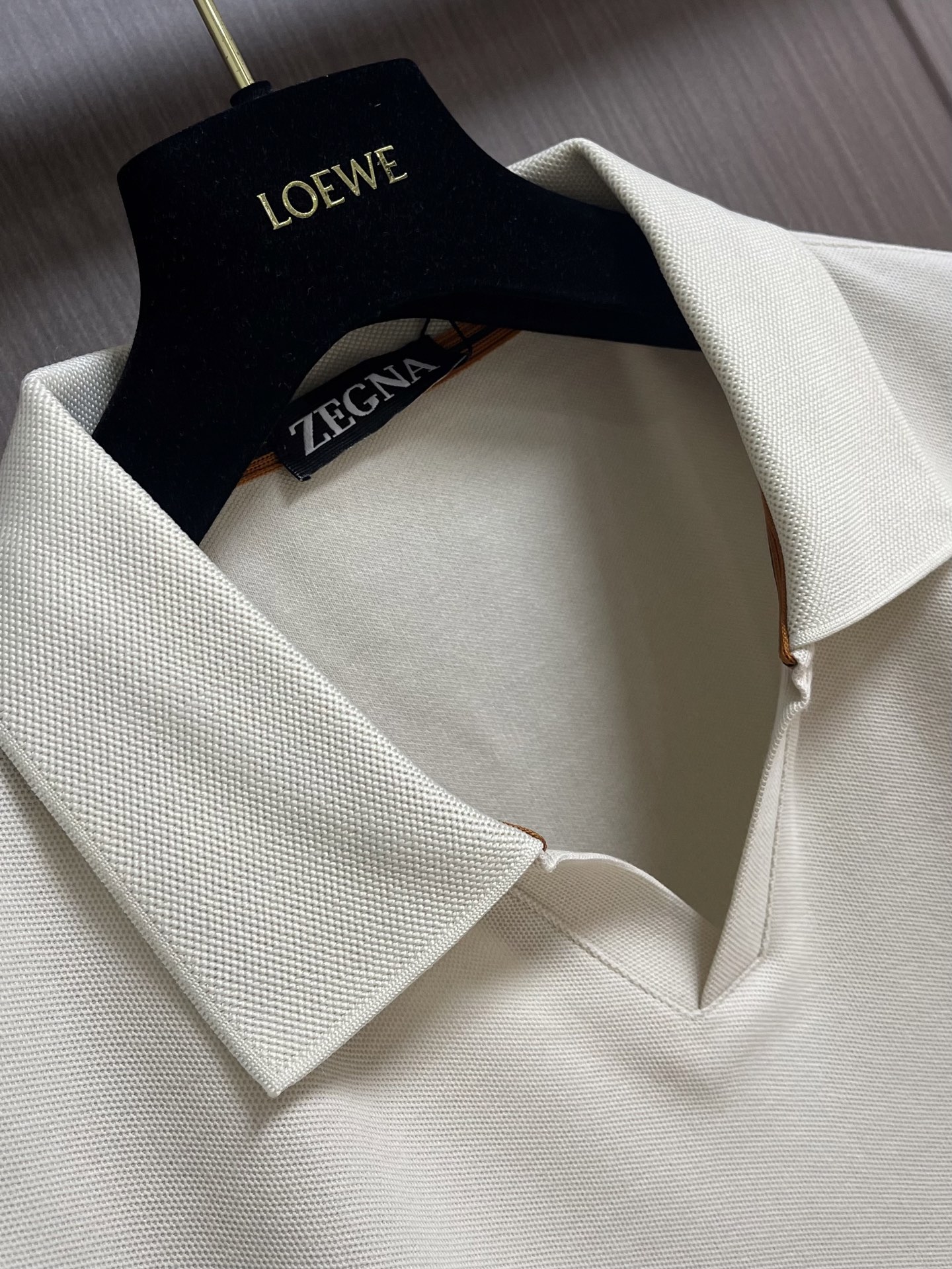 Zegna 翻领衫长袖Polo，翻领衫选用客供面料，触感细腻柔滑，同时保持了面料应有的骨感。面料选用有机棉制成，赋予面料