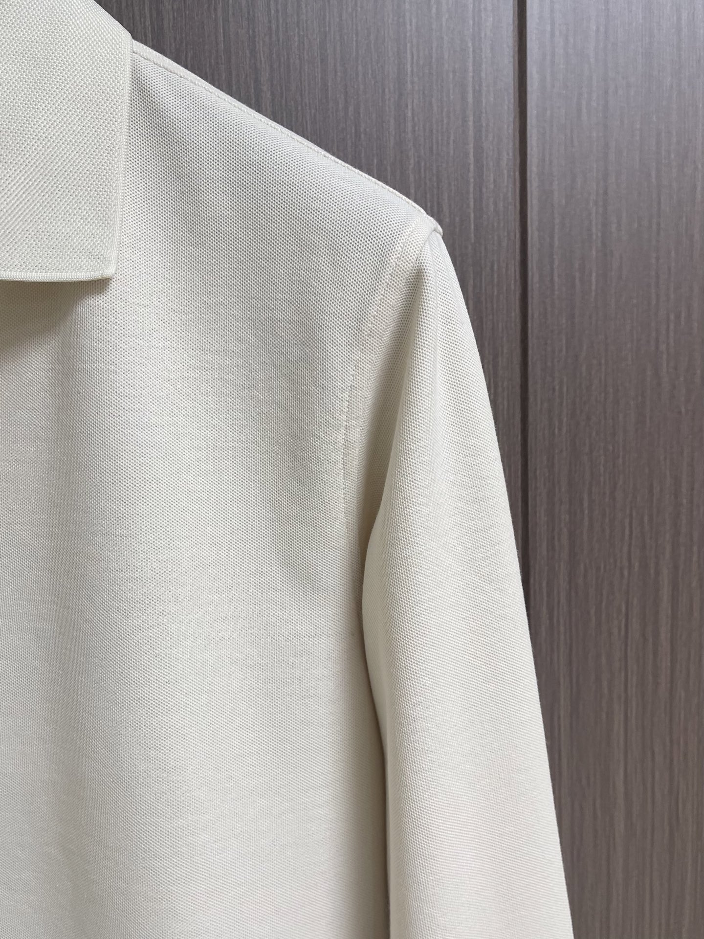 Zegna 翻领衫长袖Polo，翻领衫选用客供面料，触感细腻柔滑，同时保持了面料应有的骨感。面料选用有机棉制成，赋予面料