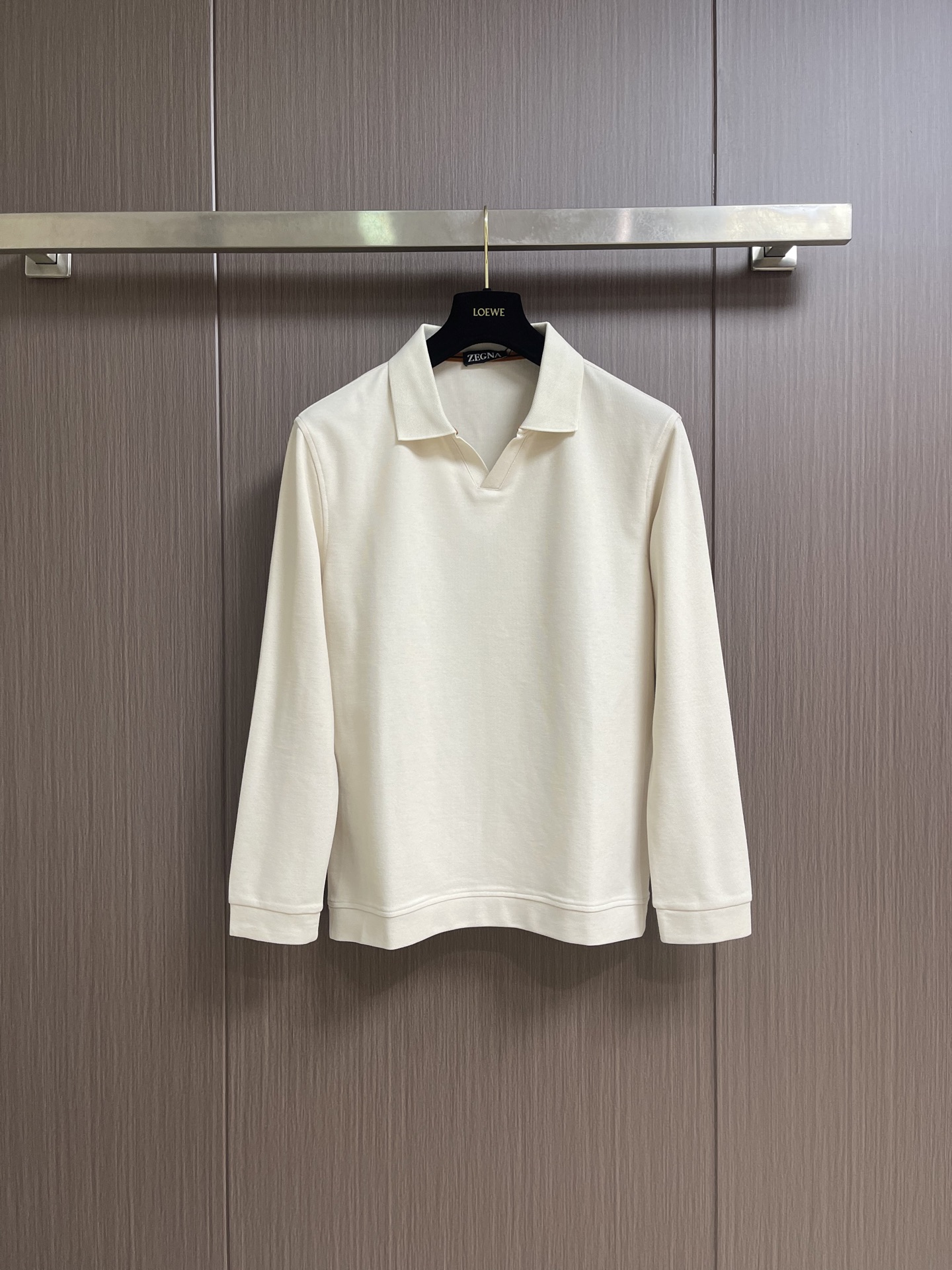 Zegna 翻领衫长袖Polo，翻领衫选用客供面料，触感细腻柔滑，同时保持了面料应有的骨感。面料选用有机棉制成，赋予面料