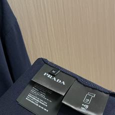 Prada 宽松长袖Polo衫(黑色布标款)重新演绎经典Polo衫,打造兼具休闲质感与高级格调的男士单品。采用宽松落肩剪 Prada 宽松长袖Polo衫(黑色布标款)重新演绎经典Polo衫,打造兼具休闲质感与高级格调的男士单品。采用宽松落肩剪