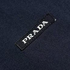 Prada 宽松长袖Polo衫(黑色布标款)重新演绎经典Polo衫,打造兼具休闲质感与高级格调的男士单品。采用宽松落肩剪 Prada 宽松长袖Polo衫(黑色布标款)重新演绎经典Polo衫,打造兼具休闲质感与高级格调的男士单品。采用宽松落肩剪