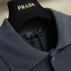 Prada 宽松长袖Polo衫(黑色布标款)重新演绎经典Polo衫,打造兼具休闲质感与高级格调的男士单品。采用宽松落肩剪 Prada 宽松长袖Polo衫(黑色布标款)重新演绎经典Polo衫,打造兼具休闲质感与高级格调的男士单品。采用宽松落肩剪