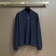 Prada 宽松长袖Polo衫(黑色布标款)重新演绎经典Polo衫,打造兼具休闲质感与高级格调的男士单品。采用宽松落肩剪 Prada 宽松长袖Polo衫(黑色布标款)重新演绎经典Polo衫,打造兼具休闲质感与高级格调的男士单品。采用宽松落肩剪