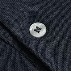 Prada 宽松长袖Polo衫(黑色布标款)重新演绎经典Polo衫,打造兼具休闲质感与高级格调的男士单品。采用宽松落肩剪 Prada 宽松长袖Polo衫(黑色布标款)重新演绎经典Polo衫,打造兼具休闲质感与高级格调的男士单品。采用宽松落肩剪