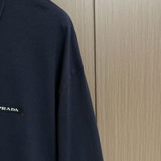Prada 宽松长袖Polo衫(黑色布标款)重新演绎经典Polo衫,打造兼具休闲质感与高级格调的男士单品。采用宽松落肩剪 Prada 宽松长袖Polo衫(黑色布标款)重新演绎经典Polo衫,打造兼具休闲质感与高级格调的男士单品。采用宽松落肩剪