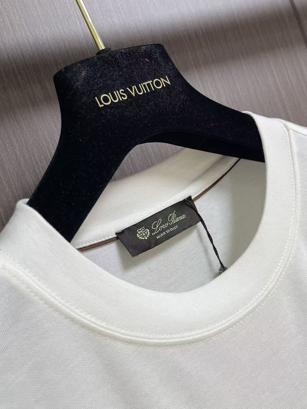 Loro piana Loro Piana 低调老钱风2026SS 经典款长袖T恤，这款长袖以意大利利古里亚海岸的自然色