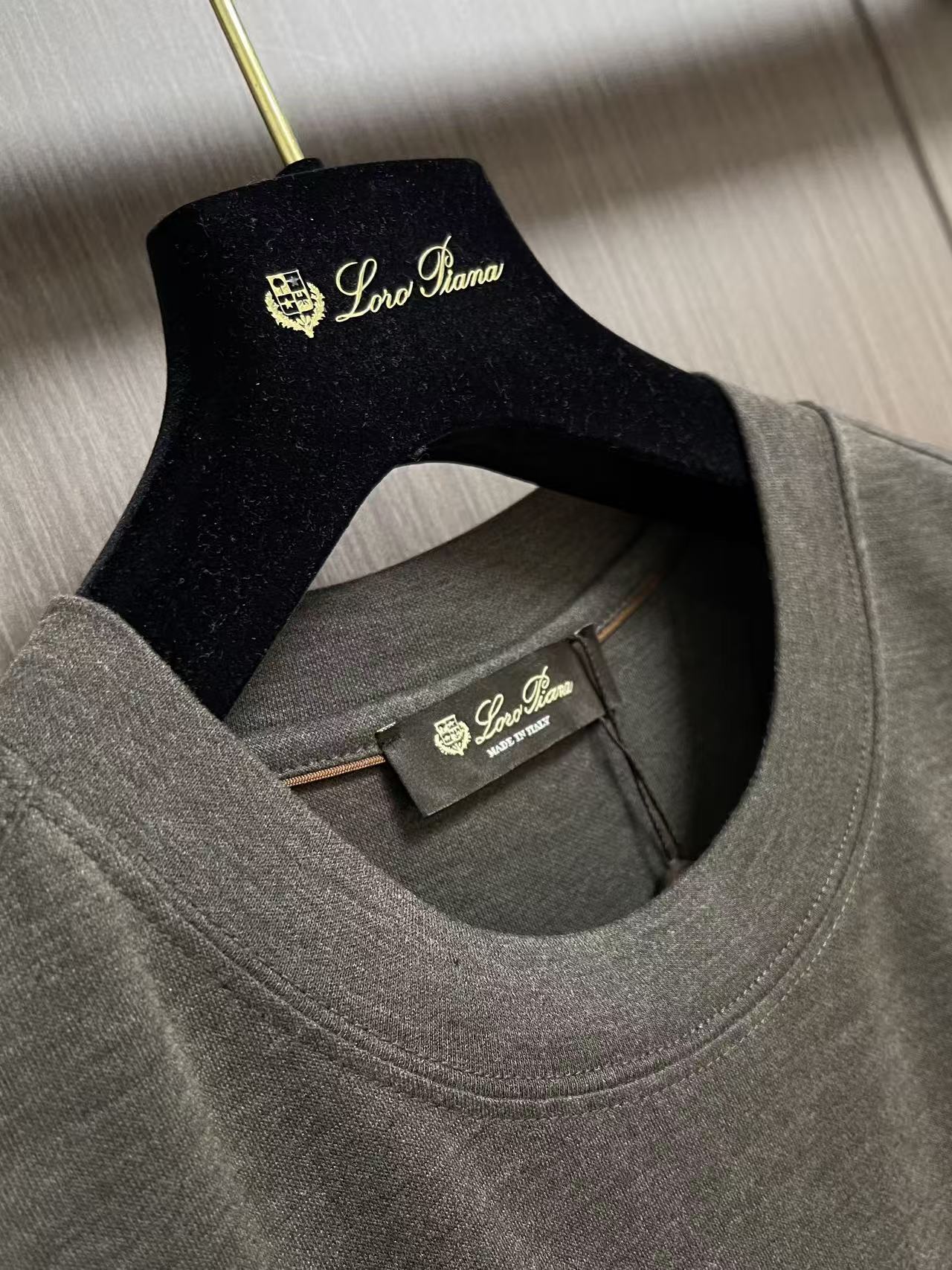 Loro piana Loro Piana 低调老钱风2026SS 经典款长袖T恤，这款长袖以意大利利古里亚海岸的自然色