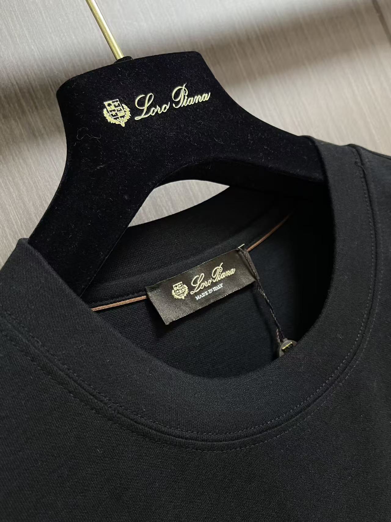Loro piana Loro Piana 低调老钱风2026SS 经典款长袖T恤，这款长袖以意大利利古里亚海岸的自然色