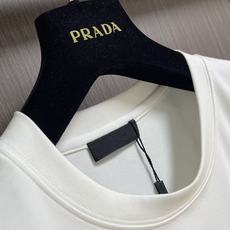 Prada 2026SS早秋新款皮质三角标识短袖T恤,甄选软糯亲肤的全棉面料制成,标准版圆领短袖裁剪,更适合日常穿着。简 Prada 2026SS早秋新款皮质三角标识短袖T恤,甄选软糯亲肤的全棉面料制成,标准版圆领短袖裁剪,更适合日常穿着。简