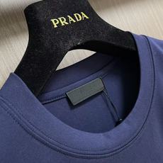 Prada 2026SS早秋新款皮质三角标识短袖T恤,甄选软糯亲肤的全棉面料制成,标准版圆领短袖裁剪,更适合日常穿着。简 Prada 2026SS早秋新款皮质三角标识短袖T恤,甄选软糯亲肤的全棉面料制成,标准版圆领短袖裁剪,更适合日常穿着。简
