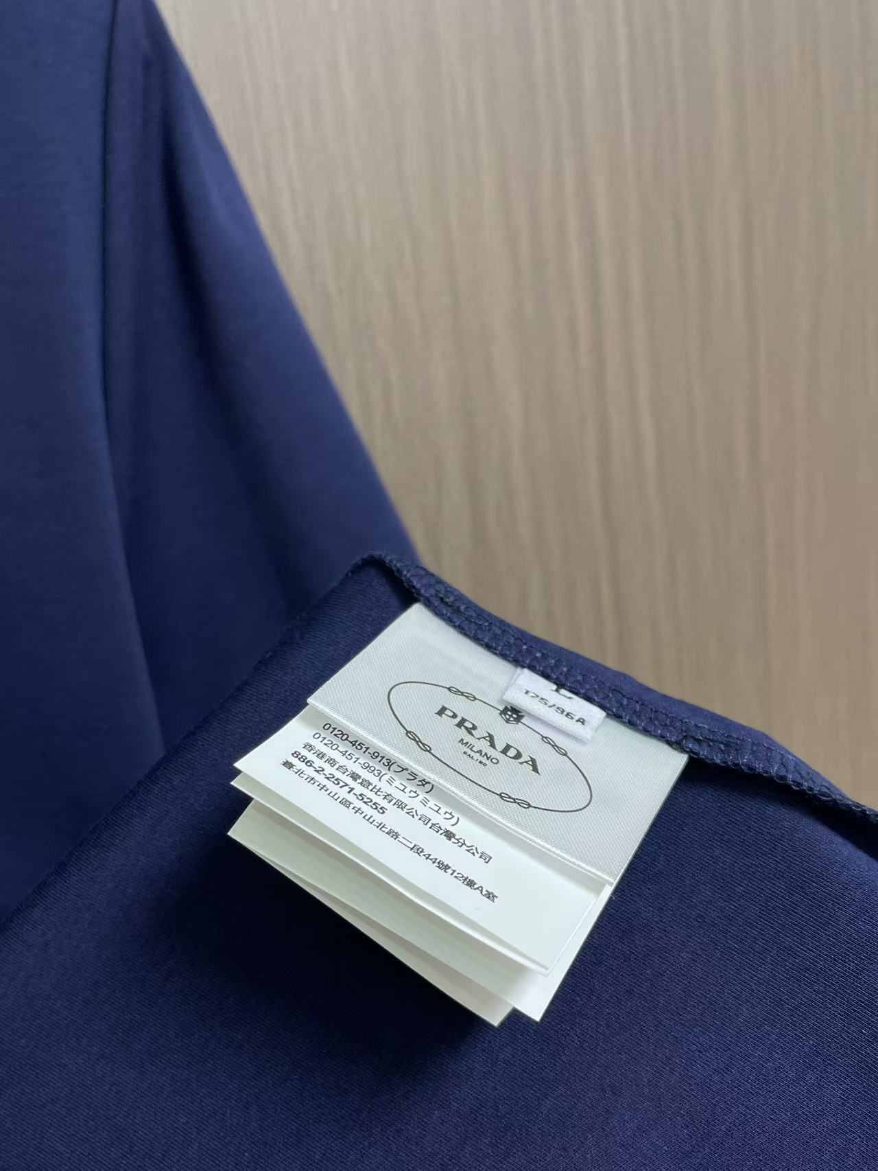 Prada 2026SS早秋新款皮质三角标识短袖T恤,甄选软糯亲肤的全棉面料制成,标准版圆领短袖裁剪,更适合日常穿着。简 Prada 2026SS早秋新款皮质三角标识短袖T恤,甄选软糯亲肤的全棉面料制成,标准版圆领短袖裁剪,更适合日常穿着。简