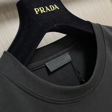 Prada 2026SS早秋新款皮质三角标识短袖T恤,甄选软糯亲肤的全棉面料制成,标准版圆领短袖裁剪,更适合日常穿着。简 Prada 2026SS早秋新款皮质三角标识短袖T恤,甄选软糯亲肤的全棉面料制成,标准版圆领短袖裁剪,更适合日常穿着。简