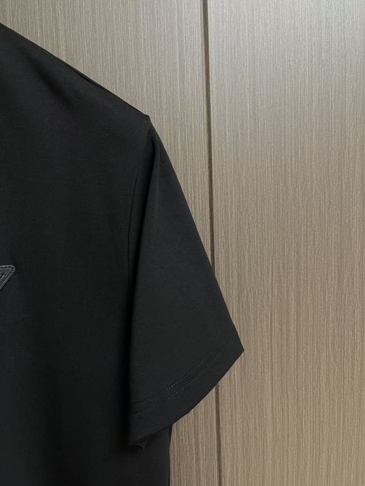 Prada 2026SS早秋新款皮质三角标识短袖T恤,甄选软糯亲肤的全棉面料制成,标准版圆领短袖裁剪,更适合日常穿着。简 Prada 2026SS早秋新款皮质三角标识短袖T恤,甄选软糯亲肤的全棉面料制成,标准版圆领短袖裁剪,更适合日常穿着。简